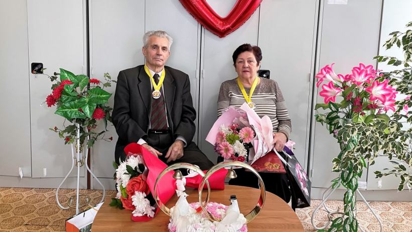 Две пары в Саратовской области отметили изумрудную свадьбу
