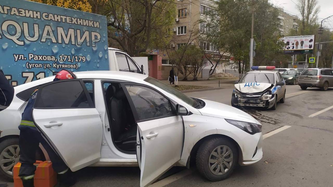 В центре Саратова столкнулись иномарка и машина ДПС