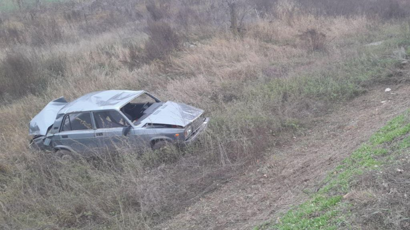 На трассе под Пугачевом пострадал водитель вылетевшей в кювет семерки