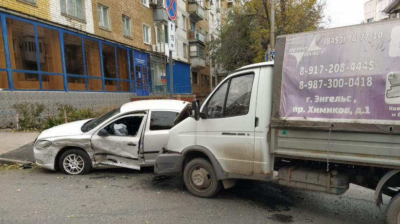 Саратовчанка на Шкоде устроила ДТП в центре города и вылетела на тротуар