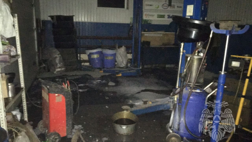 В Балакове пожарные тушили мастерскую в шиномонтажке