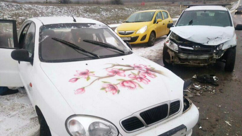 В Саратове пострадала в ДТП пенсионерка на машине с рисунком сакуры