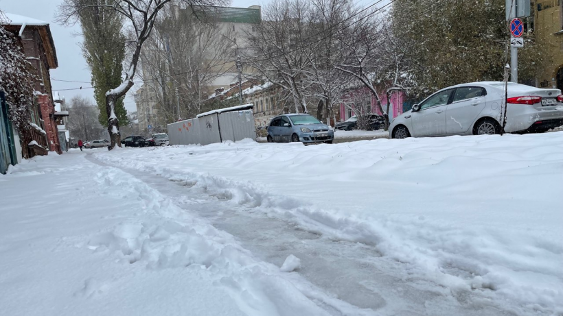 Мэрия: Почти 300 единиц спецтехники круглосуточно убирают Саратов от снега