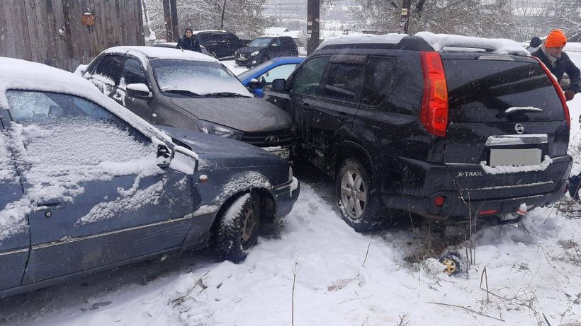 Снегопад. В Саратове столкнулись 11 автомобилей