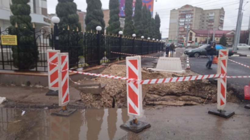 Энгельсские чиновники пообещали до конца ноября закопать глубокую яму, в которую провалился мужчина