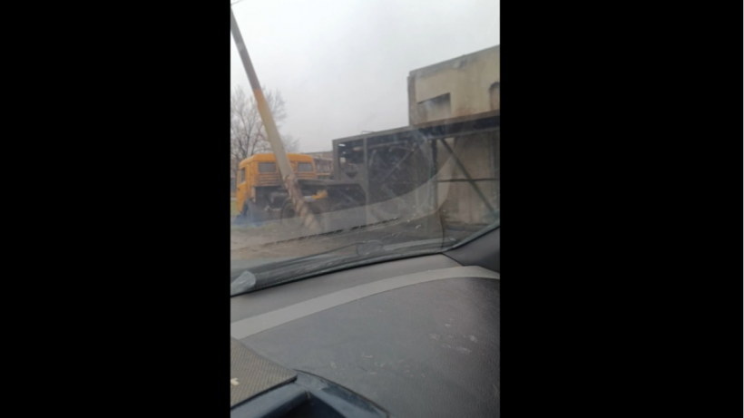 Очевидец: В Энгельсе КамАЗ вылетел на обочину, снес столб и увяз в грязи
