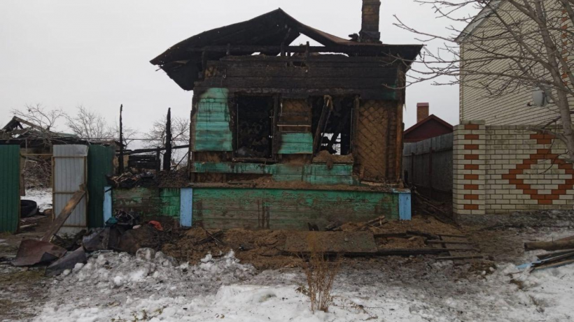 Ночью в Вольске пожар уничтожил жилой дом