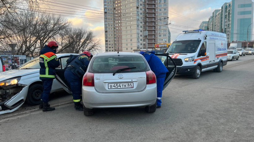 В Саратове после аварии с иномаркой пострадала пассажирка Лады