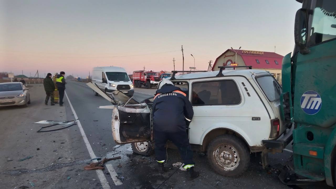 На трассе под Марксом фура столкнулась с Нивой. Пострадал пожилой водитель