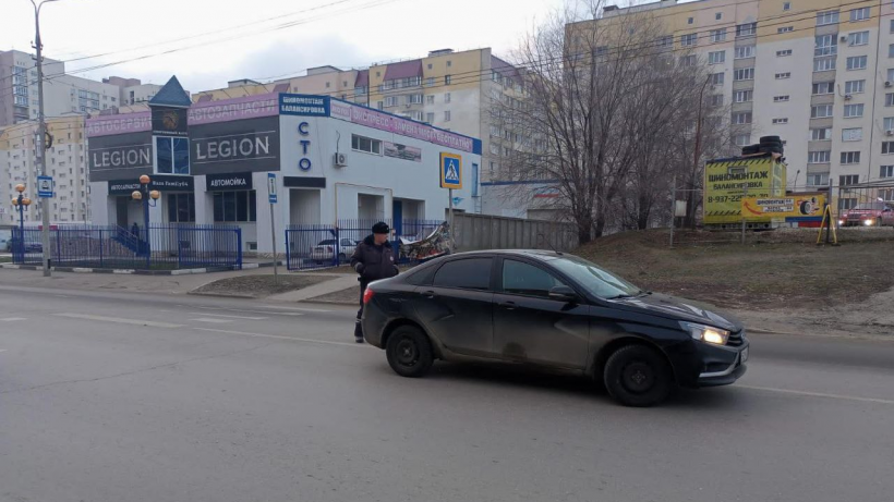 Утром в Саратове под машины попали сразу три пешехода