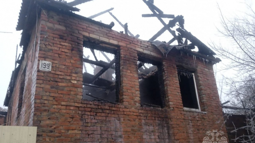На пепелище ночного пожара в Вольске нашли труп неизвестного мужчины
