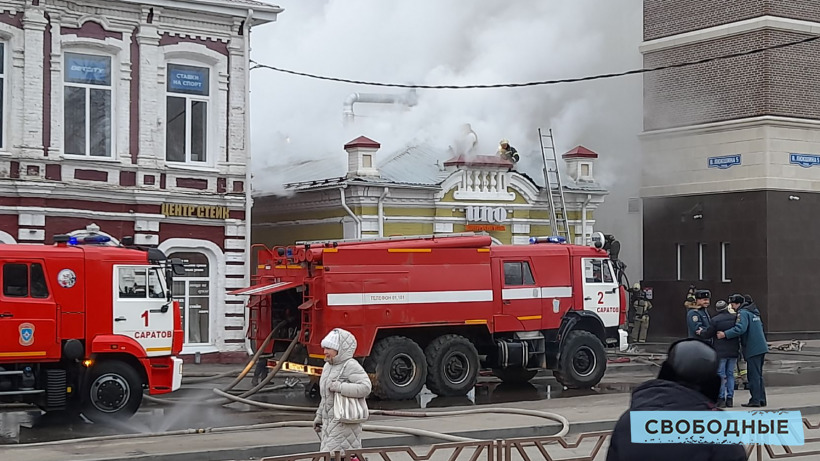 Пожар в центре Саратова. Огонь охватил крышу здания кафе