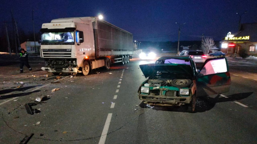 Под Петровском после столкновения с большегрузом погиб водитель Оки