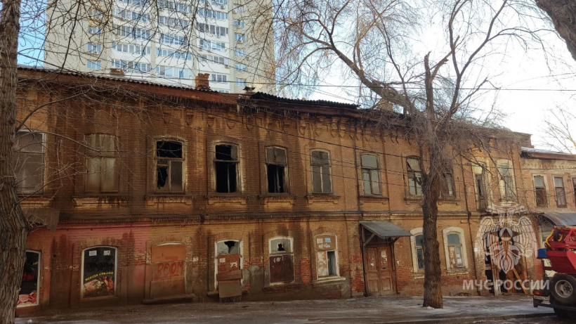 Ночью в центре Саратова шесть пожарных расчетов тушили нежилой дом-памятник