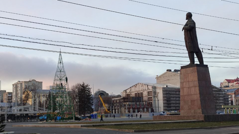На Театральной площади начали монтировать главную новогоднюю ель Саратова