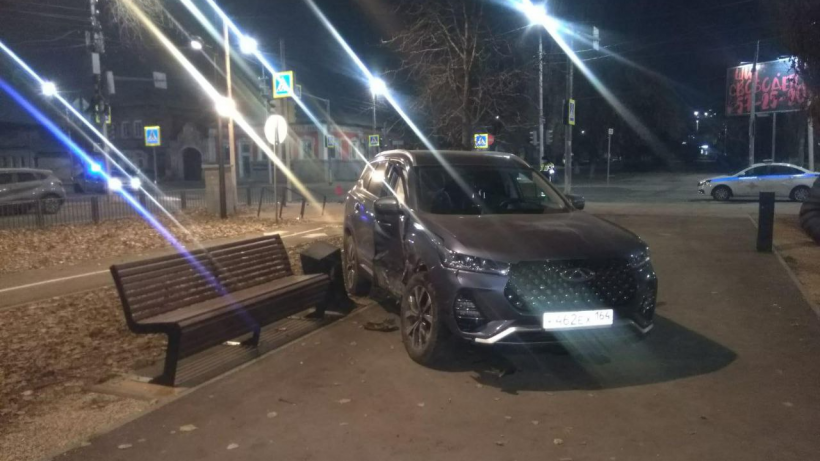 В Саратове после аварии внедорожник выехал на пешеходную зону