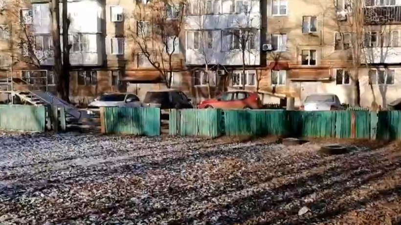 Доски в 70-х прибивали. Горожанин проверил катки в Энгельсе, о ремонте которых отчитались чиновники