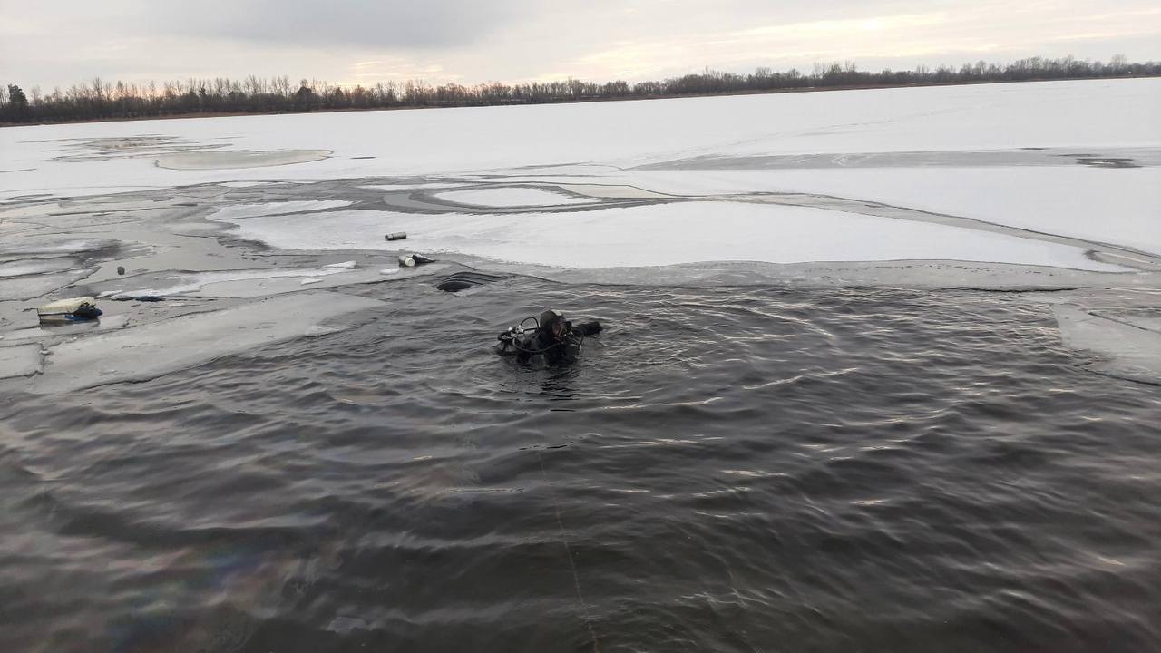 На Волге под Духовницким мужчина на снегоходе провалился под лёд. Его труп доставали спасатели