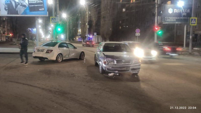 Юный саратовец на люксовом Мерседесе врезался в Шкоду. Один человек пострадал