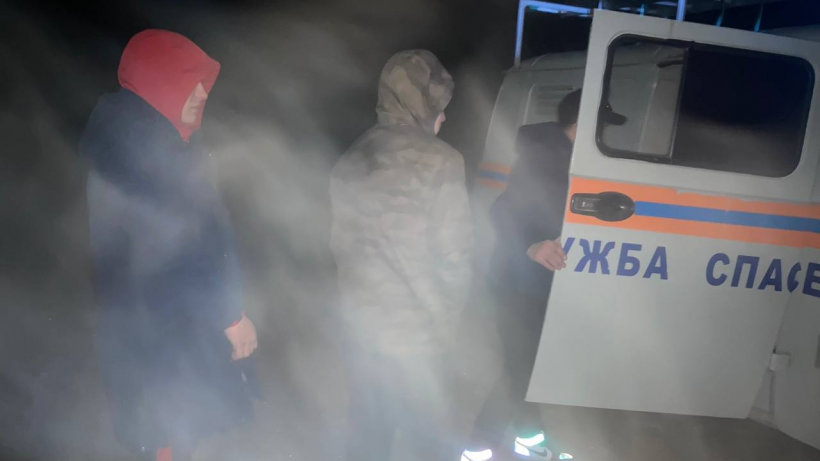 В Дергачевском районе спасатели эвакуировали из сломанного автомобиля двух подростков и мужчину