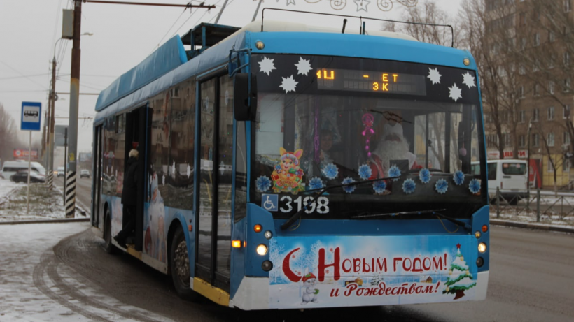 В Энгельсе по двум маршрутам начал ходить новогодний троллейбус