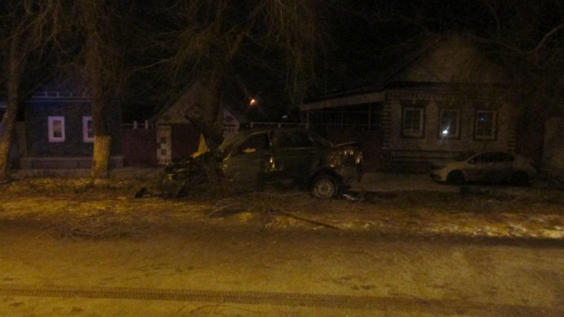 В Энгельсе Приора въехала в столб. Пострадал ребенок