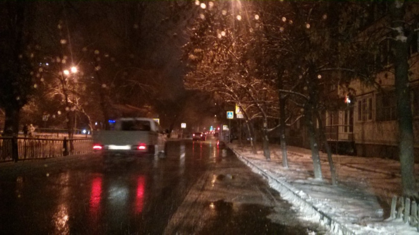Сильный снегопад в Саратове. ГИБДД просит жителей быть осторожными на дорогах