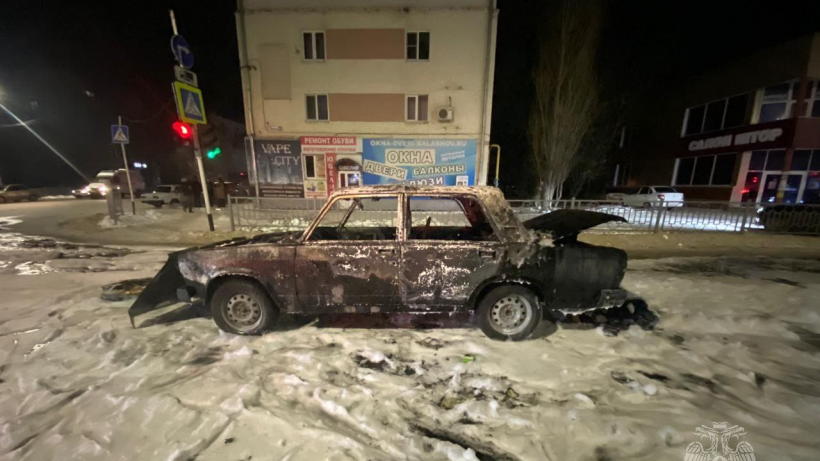 В Балашове огонь уничтожил салон семерки