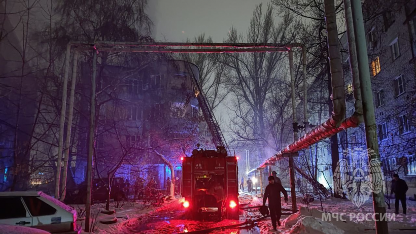 Ночью в Саратове горела кровля четырехэтажки. Из дома эвакуировали 45 жильцов
