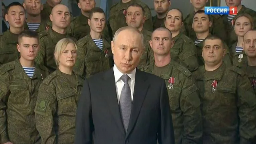 Путин выступил с новогодним обращением к россиянам на фоне военных вместо Кремля