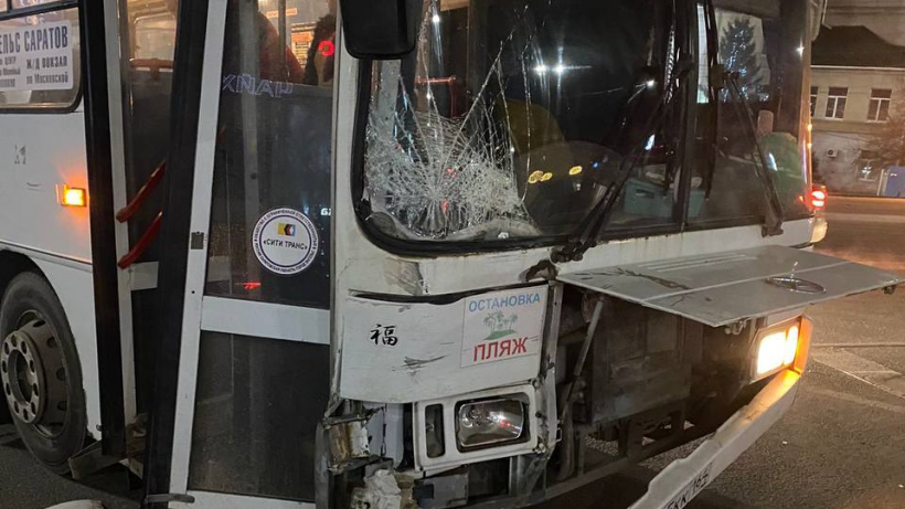 Два человека пострадали в столкновении автобуса и легковушки у моста Саратов-Энгельс