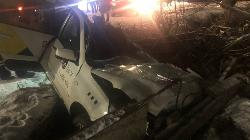 В Саратове погиб водитель такси после аварии с грузовой фурой