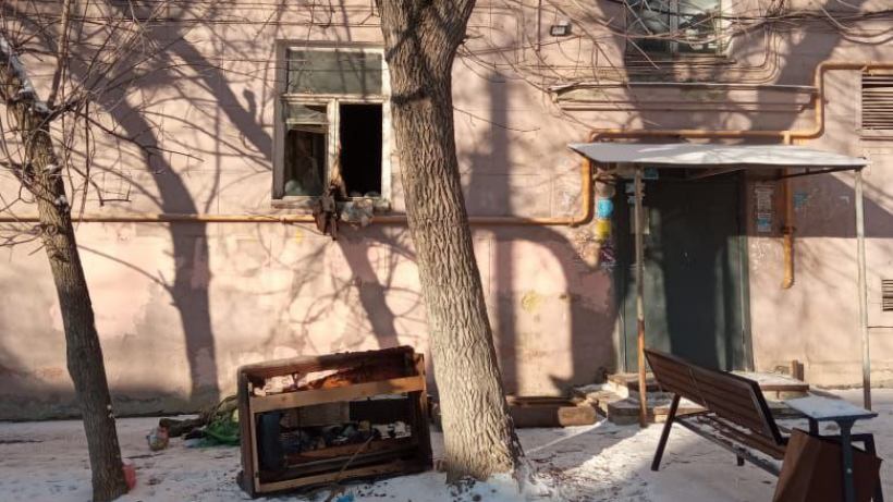 В результате ночного пожара саратовец получил ожоги