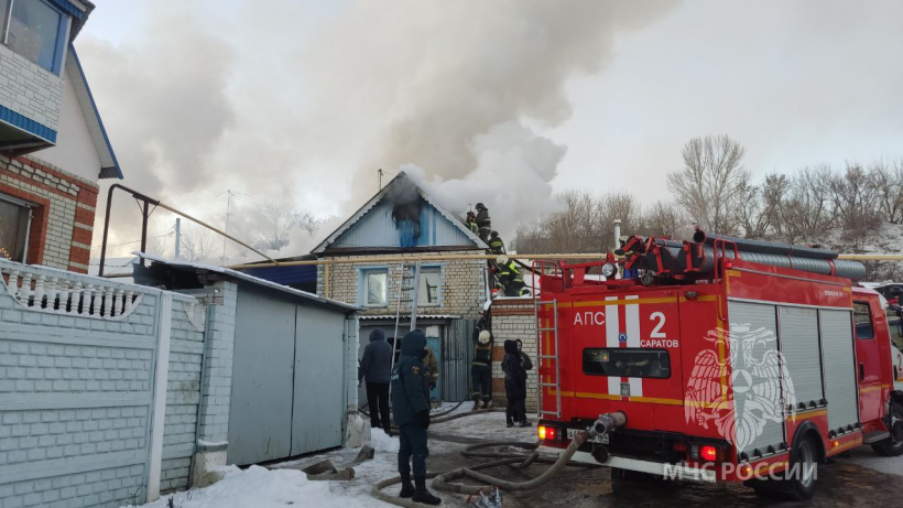 Шесть расчетов тушили крупный пожар в частном доме на Рабочей в Саратове. Была спасена собака