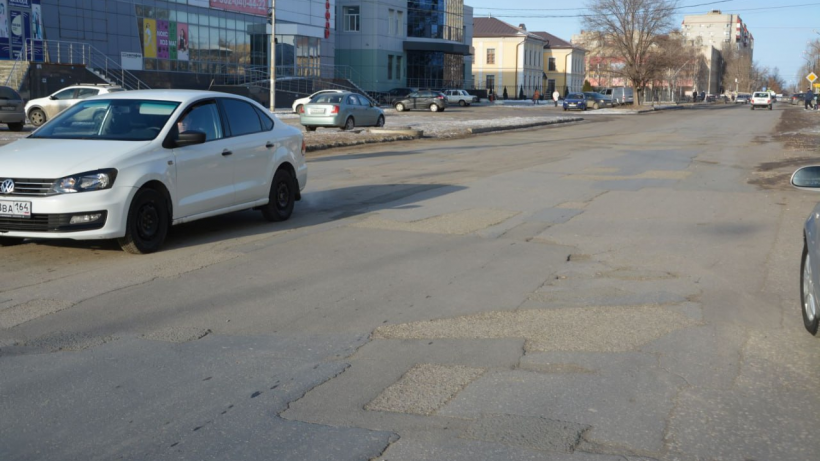 Чиновники обнародовали список десяти загруженных участков дорог в Энгельсе, которые отремонтируют в этом году