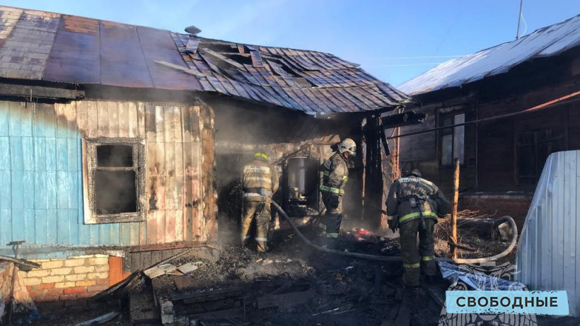 Утром при пожаре в частном доме в Аткарске погибли мужчина и женщина