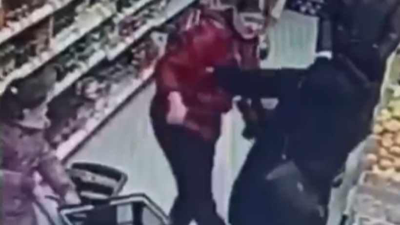 Женщина плюнула на ребенка в магазине. Саратовские полицейские начали проверку