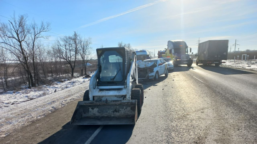 Водитель Весты пострадал в ДТП с погрузчиком у Балакова