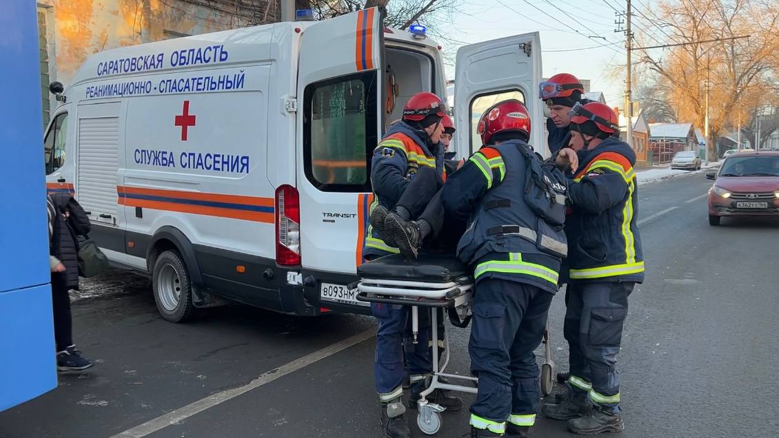 В Саратове мужчину зажало между двумя столкнувшимися троллейбусами