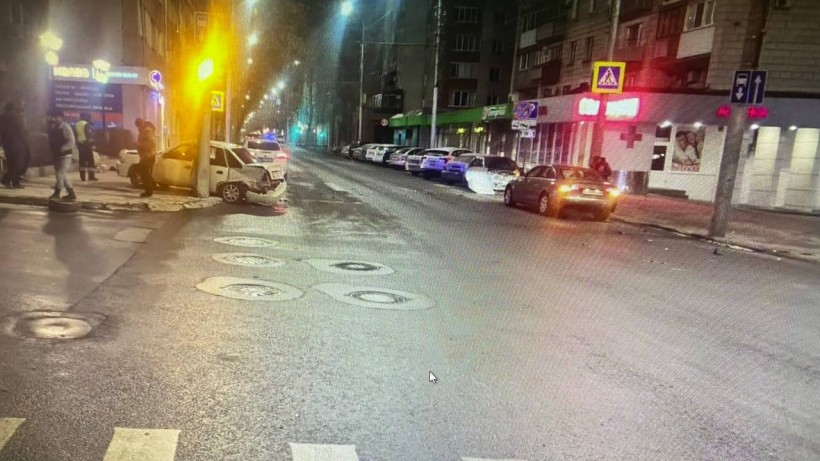 Ночью в массовой аварии на Чернышевского в Саратове пострадали двое молодых людей