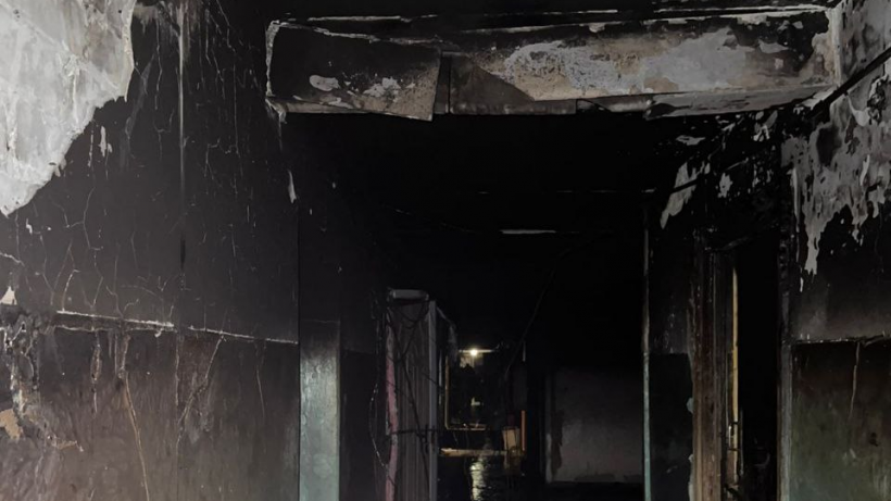 Ночью из-за пожара в саратовской пятиэтажке эвакуировали 50 человек