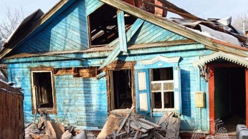В Саратове пожар почти уничтожил частный дом