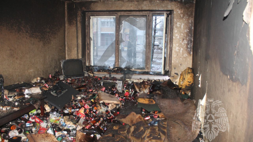 Пьющий балашовец превратил свою квартиру в свалку и устроил пожар. Из дома эвакуировали 15 человек