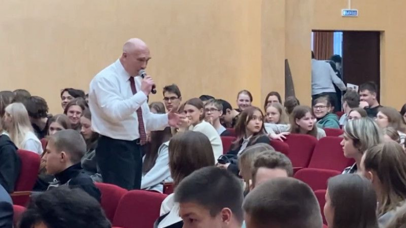 Рязанский депутат пригрозил школьникам, что они окажутся на днище социальной жизни и будут подыхать на улице
