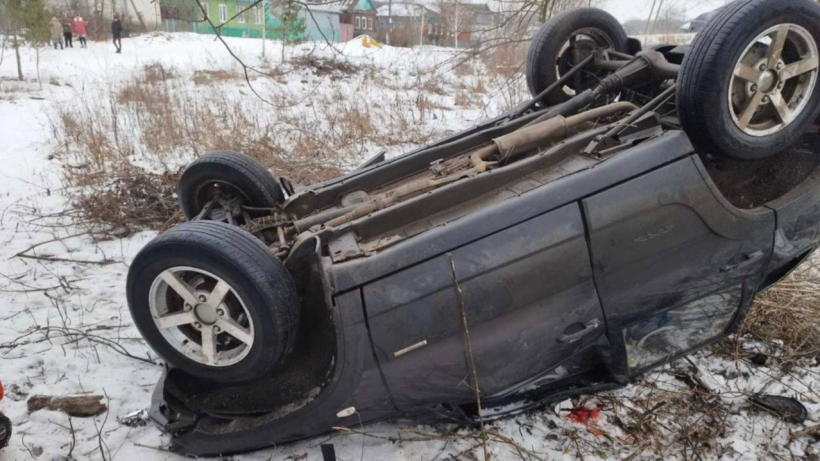 В Аткарске спасателям пришлось освобождать водителя из перевернувшегося Шевроле