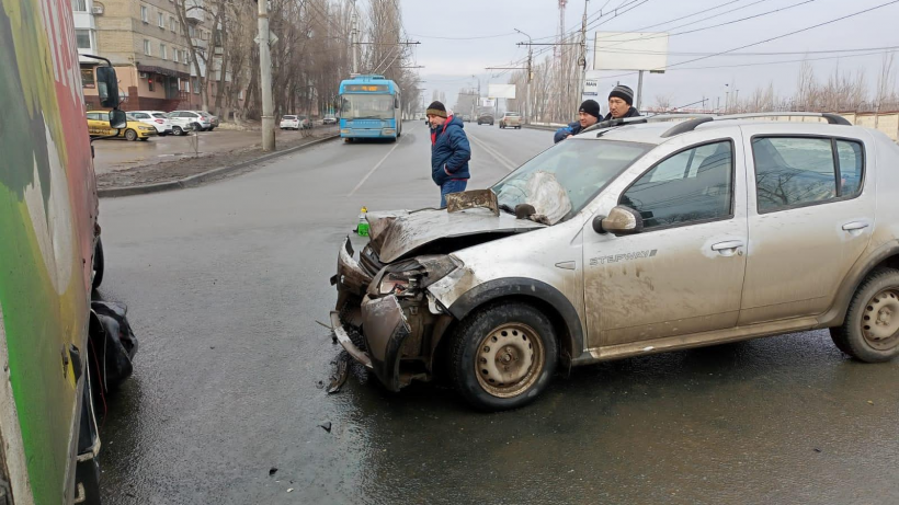 В Саратове иномарка протаранила фургон. Пострадали два человека