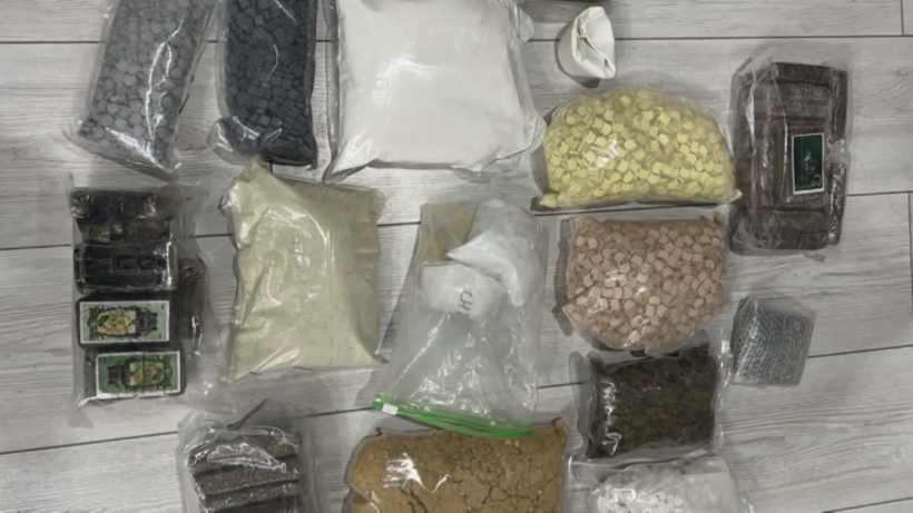 Кокаин, гашиш, мефедрон, амфетамин. Полицейские задержали наркодиллера, хранившего девять килограммов наркотиков
