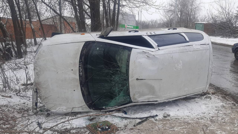 В Саратове водитель Калины опрокинул машину и попал в больницу
