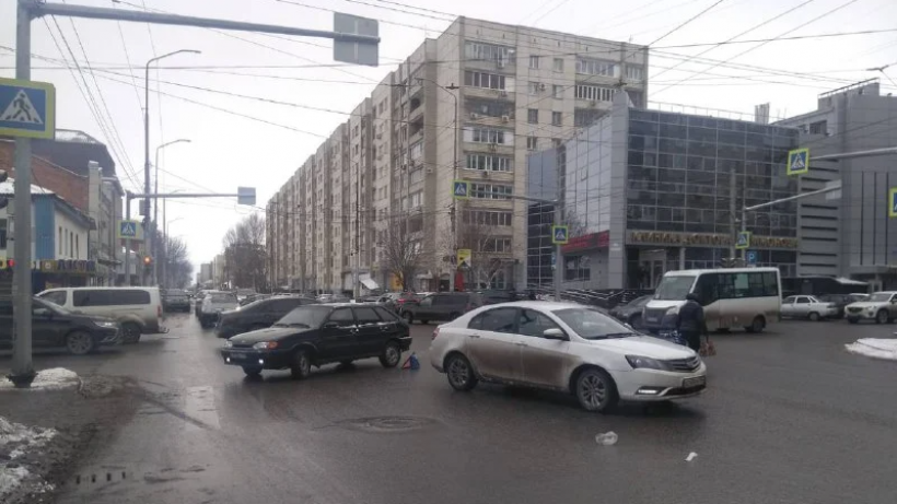 В центре Саратова водитель иномарки сбил женщину
