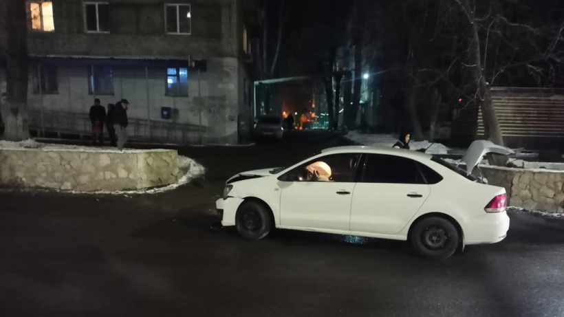 В Саратове молодой водитель Поло наехал на высокий бордюр. Пострадала его пассажирка